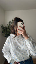 Load image into Gallery viewer, Dainty Flower Sweater
