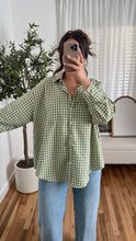 Load image into Gallery viewer, Holly Button Down - Green
