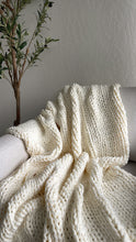 Load image into Gallery viewer, Sloane Chunky Blanket Ivory
